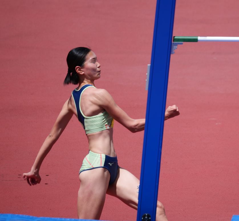 女子走り高跳び　見納めまぶしいユニフォーム Moe　メイスンワーク株式会社　高橋渚　鹿児島銀行女子陸上部　ジャージブルマ　走り高跳び女王　小さめブルマ　銀行ブルマ