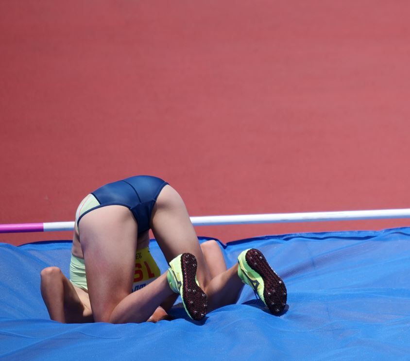 女子走り高跳び　見納めまぶしいユニフォーム Moe　メイスンワーク株式会社　高橋渚　鹿児島銀行女子陸上部　ジャージブルマ　走り高跳び女王　小さめブルマ　銀行ブルマ