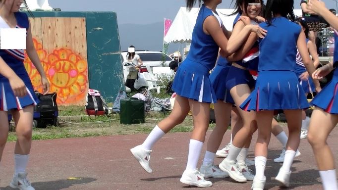 夏の地方地域イベントで演技_青色アンスコ見えすぎ激カワ人気チアチーム演技 rnmfucm 側転 ブルマ型アンスコ 祭りのチアリーダー
