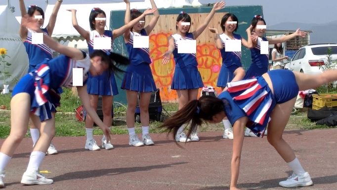 夏の地方地域イベントで演技_青色アンスコ見えすぎ激カワ人気チアチーム演技 rnmfucm 側転 ブルマ型アンスコ 祭りのチアリーダー