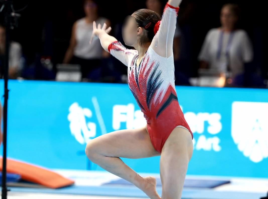 2023体操国際大会日本代表04 選手Cの床、段違並行棒 選手Dの平均台 ニューヨーク体育大学 ハイレグ　日の丸レオタード　ハイレグレオタード　体操部女子　インナーショーツはみ出し　段違い並行棒　床競技