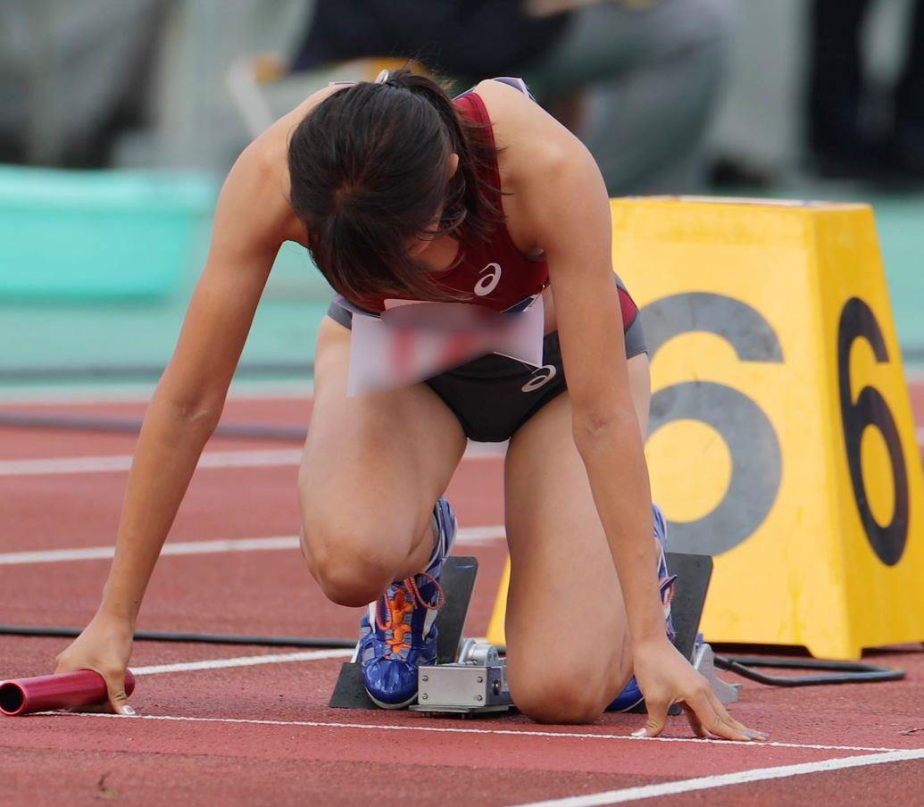 【スクリーンショット】0558_02 2019年全国規模リレー大会 4x100リレー 02 燕脂x灰色ユニフォーム大学中心 ニューヨーク体育大学 立命館大学　女子陸上部　田中祐美　アシックス製　グレーブルマ　人気ブルマ　リレー　バトントス　お尻突き出し　クラウチングスタート股間　山梨学院大学女子陸上部
