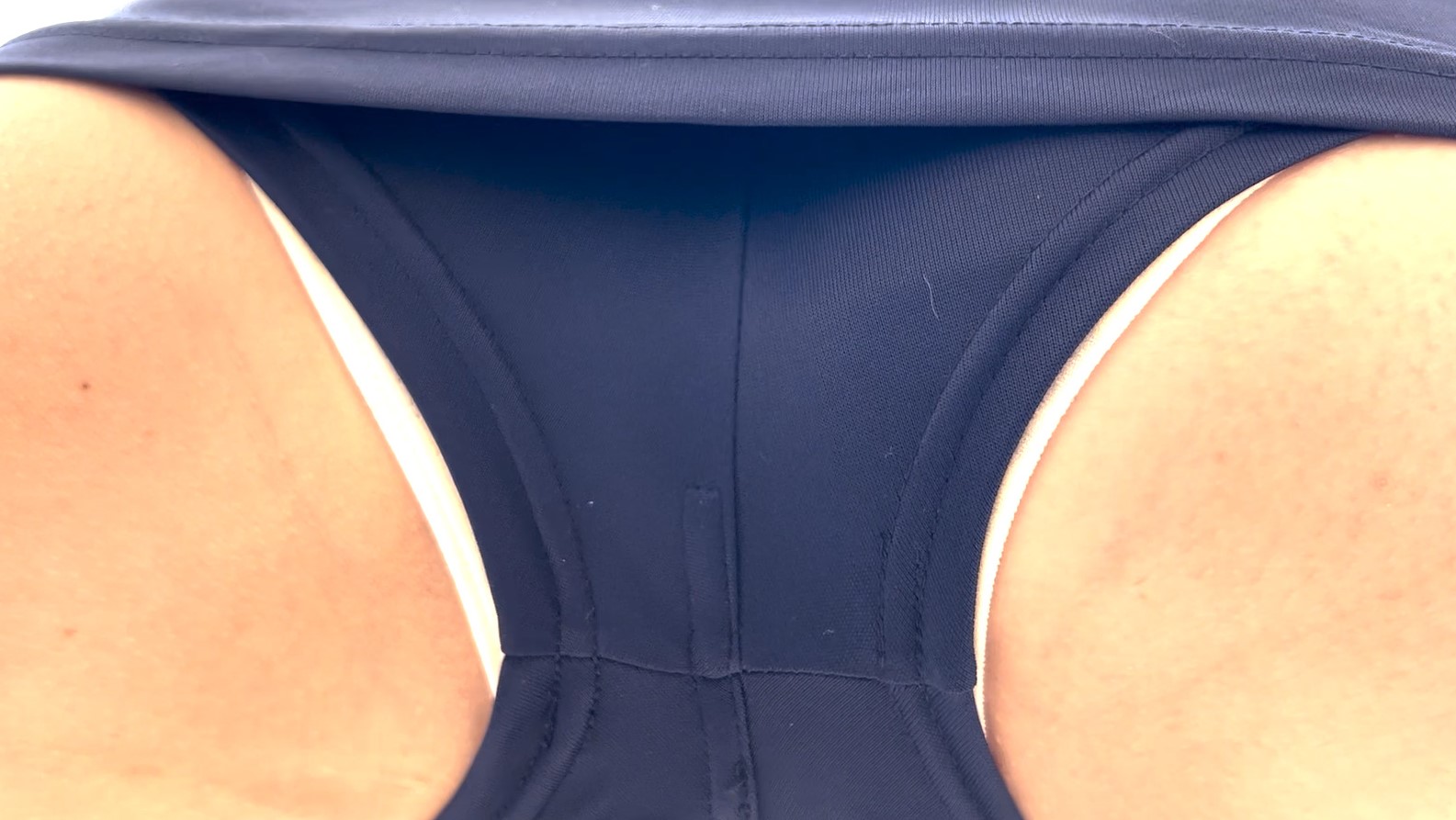 【テニスウェア】真下アングル!ストレッチしたら、透けパン、はみパン、すきまパン てんてん 透けスパッツ 生パンテニス 濃紺アンスコ テニスを真下から撮影 生下着 スパッツ穿き忘れ
