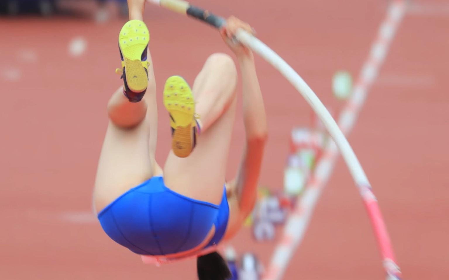 【再販】【AIリマスター】AIR_0578_03 青色ブラトップが何故かビショビショになってる同大学２選手をロックオン！ ニューヨーク体育大学　第103回日本選手権FUKUOKA　女子棒高跳び　NSSU　日本体育大学　女子陸上部　大学生ブルマ　ＪＤブルマ　Ｔシャツブルマ　ブラトップ　雨濡れブルマ 