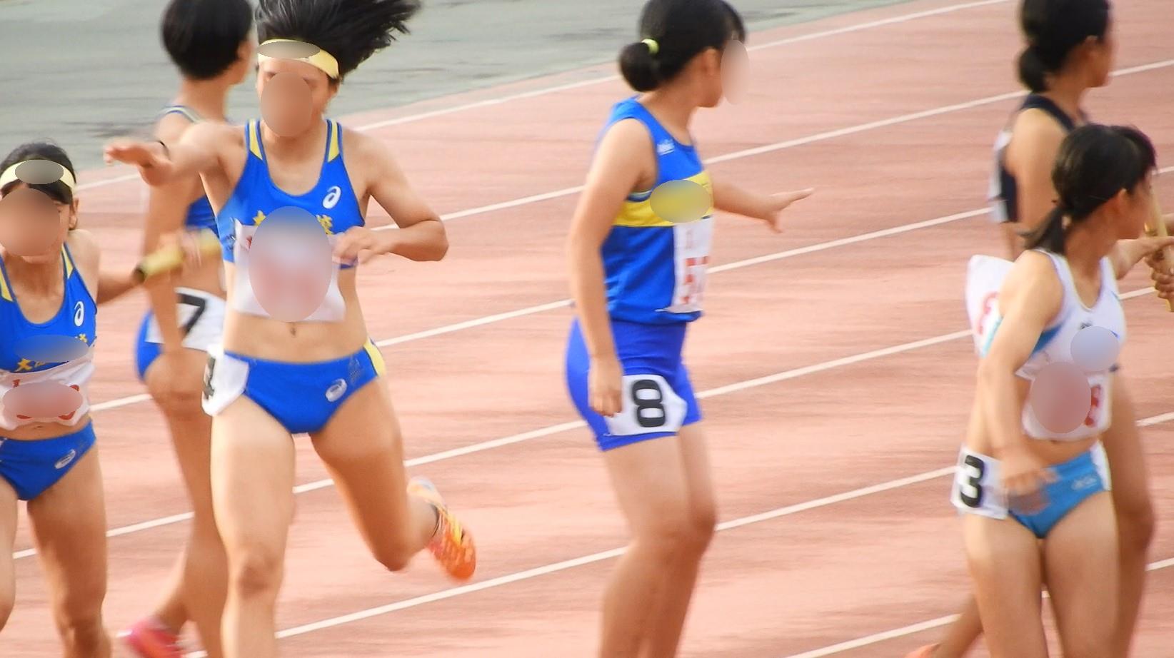 【動画】No.068 某地区陸上競技記録会 4×400mリレー 青色と水色のブルマがいっぱい femi 大阪高校　女子陸上部　青色ブルマ　摂津高校女子陸上部　ブルマで体育座り　スパッツ脱ぎ　インナーはみ出し　Ｔシャツブルマ　ランニングパンツぱんちら
