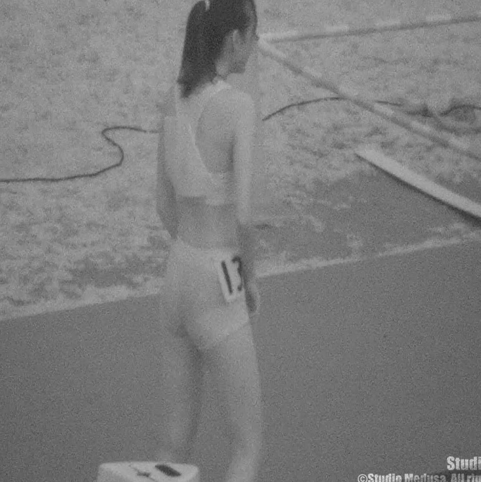 赤外線盗撮機能で女子高生陸上部員のインナーパンツを狙う
