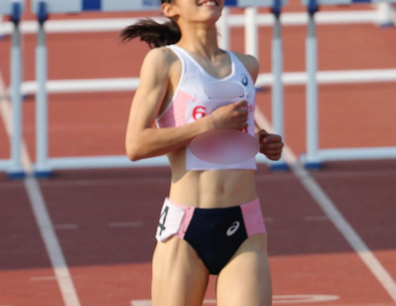 大学女子陸上界最大のハイレグブルマからのハミ毛