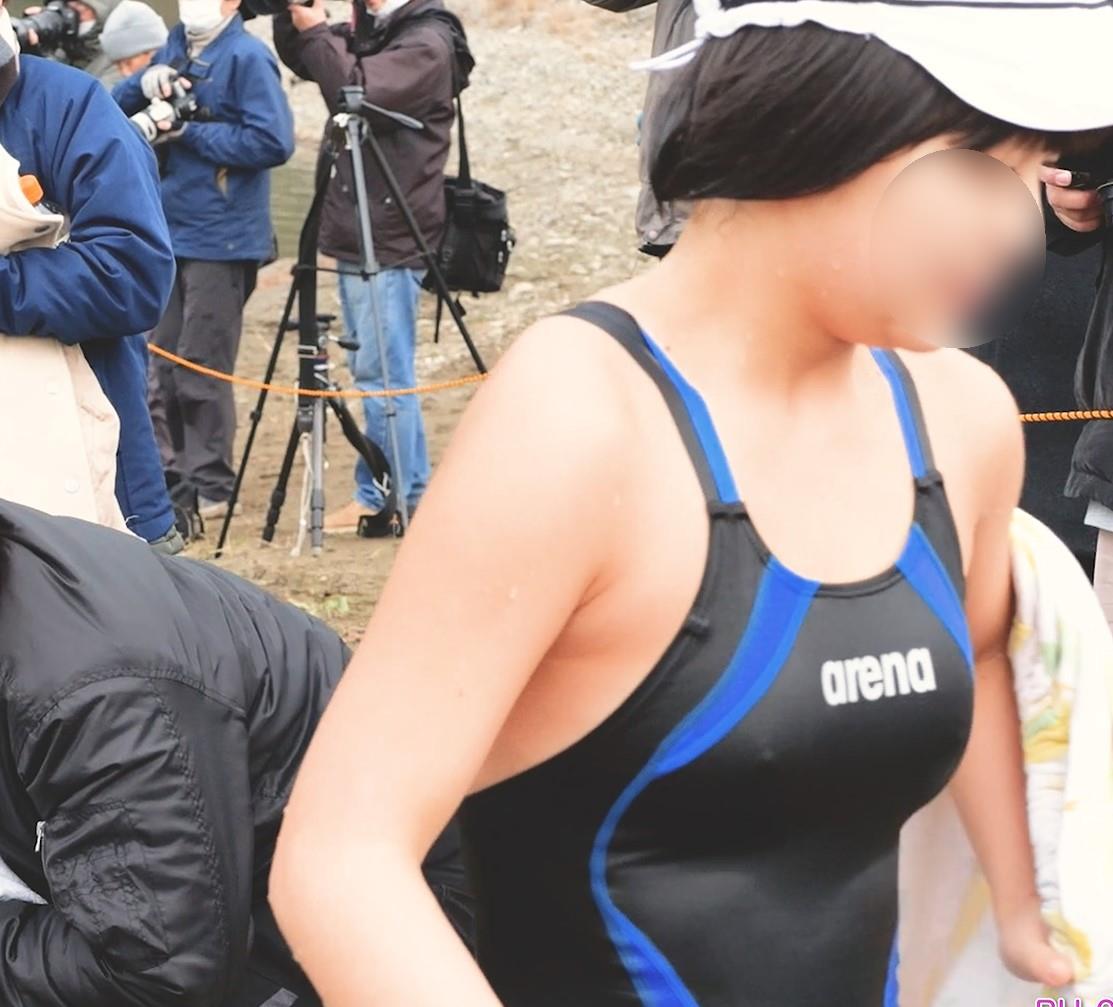 動画だよ！水辺の白魚たち 禁断のおどり食い RH01b　すぺすぽ　ハイレグ競泳水着　スパッツ型競泳水着　寒中水泳　水着胸ポチ　水着乳首　乳首突起　一人だけハイレグ