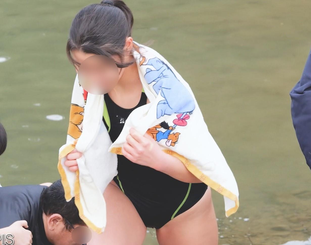 動画だよ！水辺の白魚たち 禁断のおどり食い RH01b　すぺすぽ　ハイレグ競泳水着　スパッツ型競泳水着　寒中水泳　水着胸ポチ　水着乳首　乳首突起　一人だけハイレグ